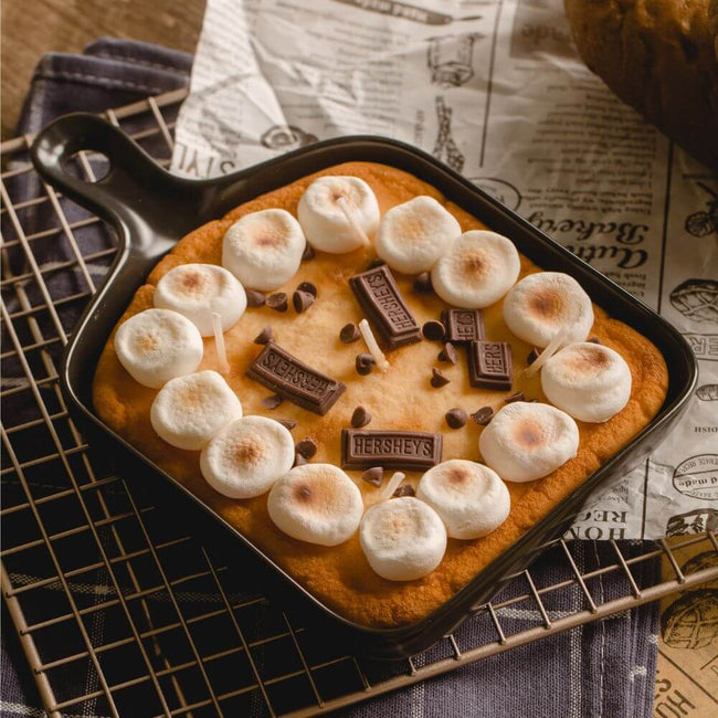 Chocolate and Marshmallow S'more Scented Candle in a Skillet - Enjoy the sweet and nostalgic fragrance of a campfire treat with this realistic skillet candle from Southlake Gifts Canada