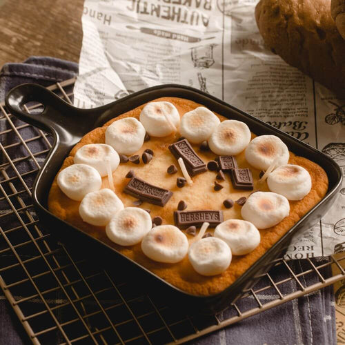 Chocolate and Marshmallow Skillet S&#39;more Candle for Food Lovers - Enhance your home decor with the enticing fragrance and lifelike details of this skillet candle from Southlake Gifts Canada