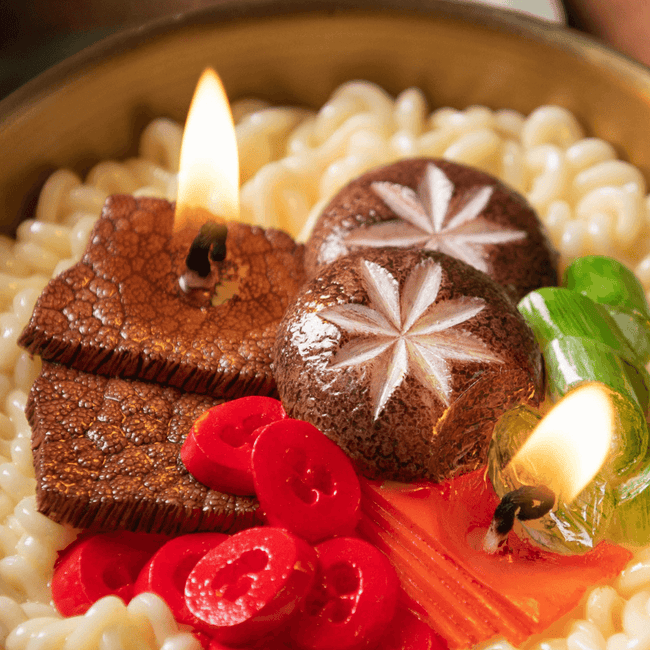 A closer look at the ramen noodle candles's ingredients. 